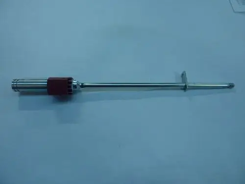 Düsenschaft von Remeha, mit einem schlanken, metallischen Design und einer roten Griffpartie. Der Schaft hat eine lange, gerade Form mit einer seitlichen Halteöse.